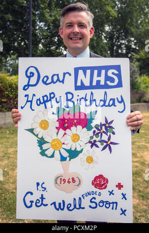 Labour-abgeordnete einschließlich Jon Ashworth, David Lammy und Dennis Skinner, Raffung am College Green in Westminster, Karten, die die NHS eine glückliche 70. Geburtstag. Mit: Jonathan Ashworth MP Schatten Staatssekretär für Gesundheit Wo: London, England, Großbritannien Wann: 04 Aug 2018 Quelle: Wheatley/WANN Stockfoto