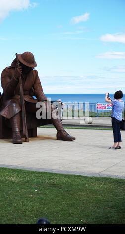 Dame unter Foto der Tommy Statue Seaham County Durham, England Stockfoto