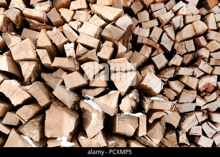 Brennholz Brennholz in einem Haufen für Ofen anzünden Stockfoto