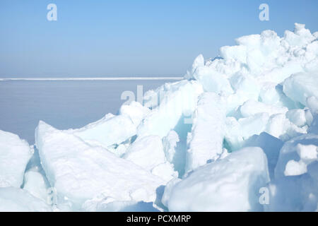 Riesige Eisblöcke im Meer Nahaufnahme Stockfoto