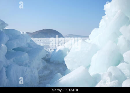 Riesige Eisblöcke im Meer Nahaufnahme Stockfoto