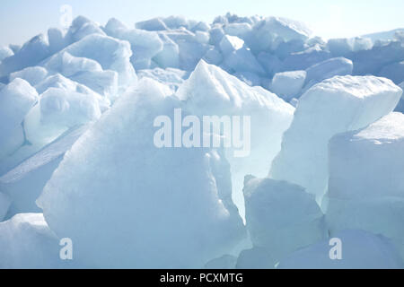 Riesige Eisblöcke im Meer Nahaufnahme Stockfoto