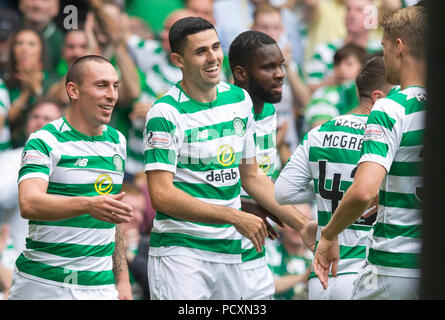 Celtic ist Tom Rogic (Zweite links) feiert ersten Ziel seiner Seite des Spiels zählen während der Schottischen Ladbrokes Premiership Spiel im Celtic Park, Glasgow. Stockfoto