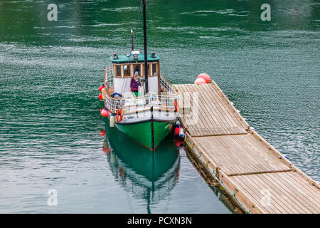 Danny J am Dock in Halibut Cove auf der Kenai Halbinsel über die Kachemak Bucht von Homer Alaska Stockfoto