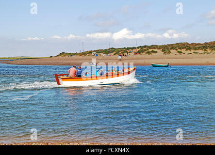 Eine küstennahe Boot mit Passagieren zu Scolt Head Island an der Küste von North Norfolk Burnham Overy Staithe, Norfolk, England, UK, Europa. Stockfoto