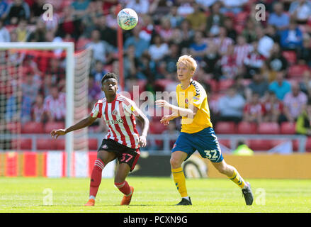 Von Charlton Athletic George Lapslie (rechts) und Sunderland Bali Mumba während der Sky Bet League ein Spiel im Stadion des Lichts, Sunderland. Stockfoto