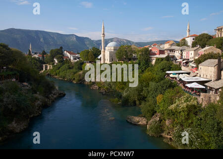 Blick auf den Fluss Neretva und umgeben von der Stari Most (Alte Brücke) in Mostar, Bosnien und Herzegowina. Stockfoto