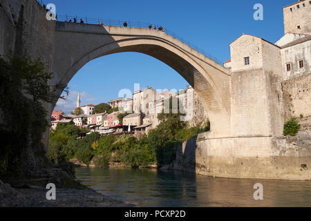 Der Stari Most (Alte Brücke) überspannt den Fluss Neretva in Mostar, Bosnien und Herzegowina. Stockfoto