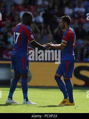 Crystal Palace Luka Milivojevic zählte (rechts) gratuliert der Teamkollege von Crystal Palace Christian Benteke (links) nach dem Scoring vom Elfmeterpunkt während der Vorsaison Freundschaftsspiel am Selhurst Park, London. Stockfoto