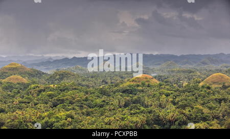 Chocolate Hills geologische Formation - rollenden Gelände der haycock Hügel - Kegelförmige Kalkstein Hügel Gras bedeckt - es taucht Chocolate Brown in der DR Stockfoto