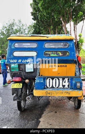 Carmen, Philippines-October 17, 2016: Kolorist dreirädrige Kraftfahrzeuge sind eine gemeinsame öffentliche Verkehrsmittel wie dieses hier an der Schokolade stationiert Stockfoto