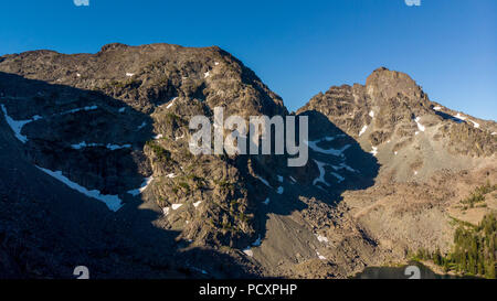 Rocky Mountains in Central Idaho im Sommer mit einem See Stockfoto