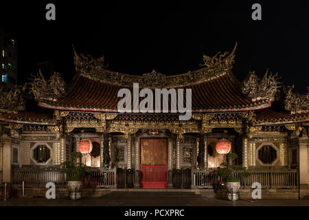 Lungshan (aka Longshan) Tempel, historischen buddhistischen und taoistischen Tempel Fassade, die nachts gesehen, Wanhua District, Taipei City, Taiwan Stockfoto