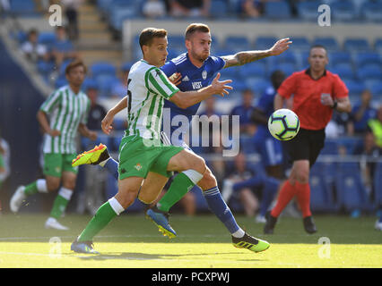 Real Betis' Sergio Canales und Cardiff City Joe Ralls während der Saison Testspiel in Cardiff City Stadium. Stockfoto