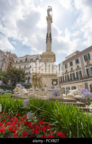 Die vertikale Perspektive der Denkmal der Märtyrer, die Piazza dei Martiri, Neapel, Region Campania in Italien Stockfoto