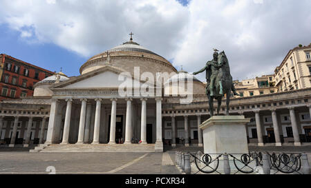 Weitwinkel Blick auf die Kirche von San Francesco Di Paola und die Statue von König Ferdinand I. von Bourbon, Piazza del Plebiscito, Neapel, Italien Stockfoto