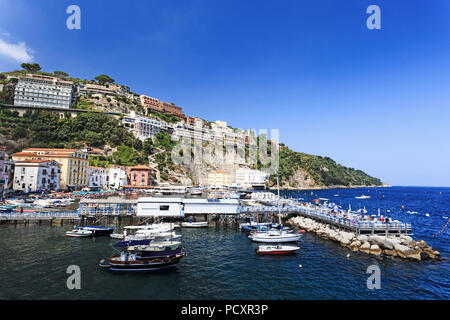 Boote und Gebäude entlang der Klippen von Marina Grande in Sorrent, Italien, Region Kampanien an einem schönen Tag Stockfoto