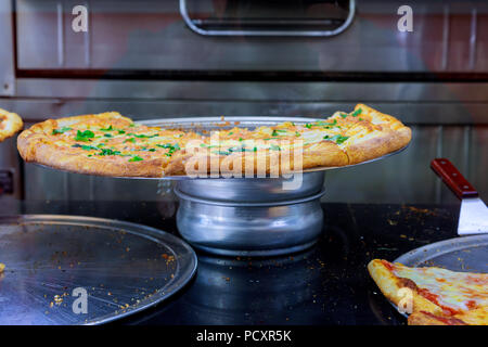 Pizzeria Restaurant Pizza Torten auf Anzeige zum Verkauf in der Pizzeria. Selektive konzentrieren. Stockfoto