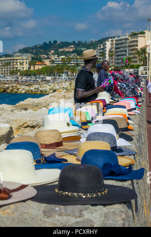 Bürgersteig Anbieter in Cannes Frankreich ein Ferienort an der Französischen Riviera, ist für das internationale Filmfestival bekannt. Der Boulevard de la Croisette, cur Stockfoto
