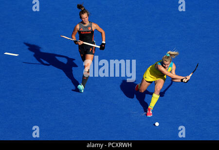 Australiens Stephanie Kershaw und Niederlande Xan de Waard in Aktion während der Vitalität Frauen Hockey World Cup Semi Final Match am Lee Valley Hockey und Tennis Centre, London. PRESS ASSOCIATION Foto, Bild Datum: Samstag, 4. August 2018. Photo Credit: Steven Paston/PA-Kabel Stockfoto