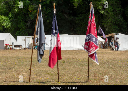 Duncan Mühlen, CA - 14. Juli 2018: Confederate flags Kennzeichnung konföderierten Lager im Bürgerkrieg reenactment des nördlichen Kalifornien. Diese Veranstaltung ist eine der Stockfoto