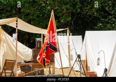 Duncan Mühlen, CA - 14. Juli 2018: Flagge der Konföderierten im Bürgerkrieg reenactment Camp der nördlichen Kalifornien. Der Bürgerkrieg Tage sind eine der größten Stockfoto