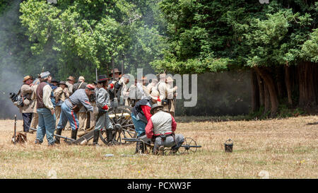 Duncan Mühlen, CA - 14. Juli 2018: konföderierte Armee reenactors Vorbereitung einer Kanone abzufeuern. Für diesen Bürgerkrieg Tage ist einer der größten reenactment Veranstaltungen Stockfoto
