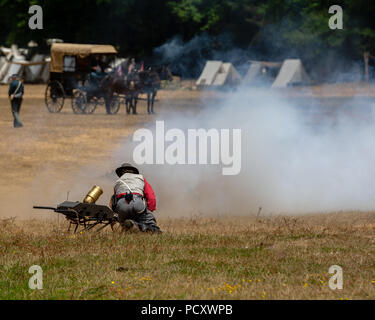 Duncan Mühlen, CA - 14. Juli 2018: ein Verbündeter Kämpfer feuerte eine Kanone auf Bürgerkrieg reenactment des nördlichen Kalifornien. Für diesen Bürgerkrieg Tage ist eine Stockfoto