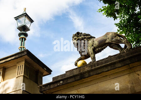 Statue eines Löwen am Eingang des Royal Victoria Park, Badewanne, Avon am 4. August 2018 entnommen Stockfoto