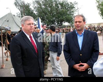 Botschafter Tefft und stellvertretender Verteidigungsminister David Sikharulidze an der Zeremonie (10. September 2005). Stockfoto