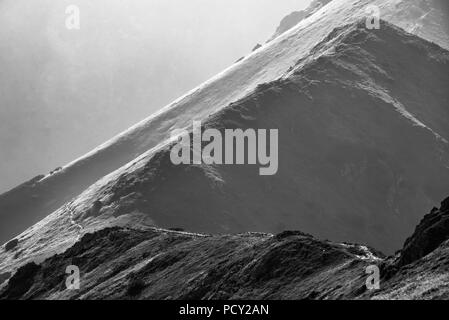 Malerische schwarze und weiße Bergblick mit Dunst am Sommer, der Tag in Tatra, Polen Stockfoto