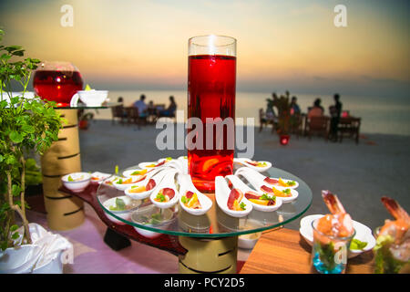 Schinken, serviert auf einem Teller mit frischem Gemüse für das Abendessen am Meer. Malediven. Stockfoto