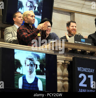 NEW YORK, NY - 21. Januar: Fall Out Boy Mitglieder Pete Wentz, Patrick Stump, Andy Hurley und Joe Trohman nehmen an der schließenden Glocke an der New York Stock Exchange am 21. Januar 2015 in New York City. Personen: Fall Out Boy Stockfoto