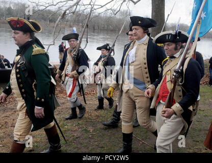 WASHINGTON CROSSING, PA - 25 Dezember: Jeden Dezember tausende an den Ufern des Delaware River sammeln die Wiederinkraftsetzung von General George WashingtonÕs gewagte Weihnachten Fluss zu beobachten. Während dieses familienfreundliche Veranstaltung, mehrere Hundert reenactors im Kontinentalen militärischen Kleid zu einem inspirierenden Rede von Washington hören und dann über den Fluss in Replik Durham boote Zeile am 31. August 2012 in New York City. Personen: General George Washington Stockfoto