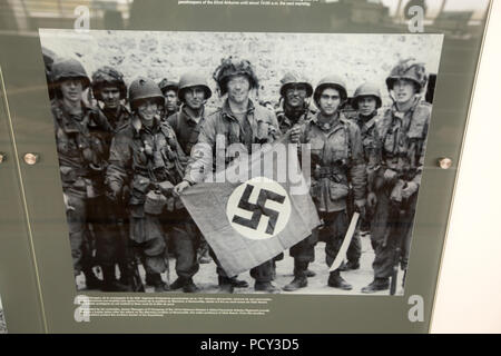 Fotos der amerikanischen Soldaten, die mit einem Hakenkreuz am Utah Beach am Utah Beach D-Day Museum, Normandie, Frankreich. Stockfoto