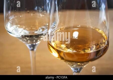 Zwei Weingläser mit zwei verschiedenen Arten von Bulgarischen rakia alkoholische Obst Schnaps. Rakia Nahaufnahme Bild anschauliches Bild. Stockfoto