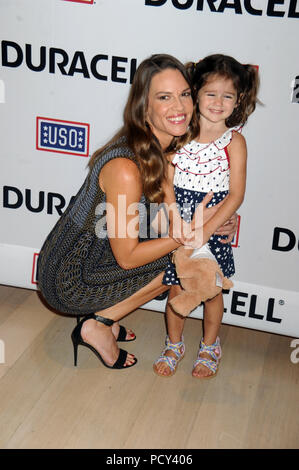 NEW YORK, NY - 02. Juli: Schauspielerin Hillary Swank sorgt sich die USO 'Comfort Crew für Militär Kids' in Zeiten Zentrum am 2. Juli 2015 in New York City. Personen: Hilary Swank Stockfoto