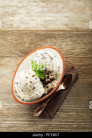 Hausgemachte bio Eis Stracciatella mit Schokolade auf hölzernen Tisch Stockfoto