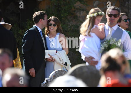 Prinzessin Eugenie und ihr Verlobter Jack Brooksbank außerhalb der Hl. Jungfrau Maria Kirche in Frensham, Surrey, nach der Teilnahme an der Hochzeit von Charlie van Straubenzee und Daisy Jenks. Stockfoto