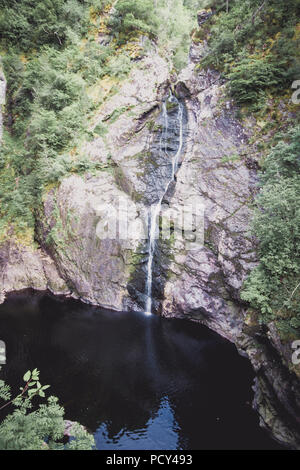 Foyers fällt in der Nähe von Loch Ness. In der Regel viel Wasser, trocknete aber wegen dem heißen Wetter. Stockfoto