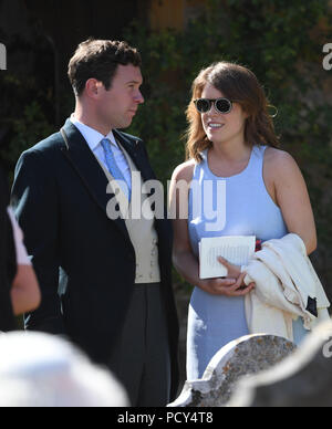 Prinzessin Eugenie und ihr Verlobter Jack Brooksbank außerhalb der Hl. Jungfrau Maria Kirche in Frensham, Surrey, nach der Teilnahme an der Hochzeit von Charlie van Straubenzee und Daisy Jenks. Stockfoto
