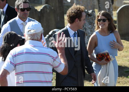 Prinzessin Eugenie außerhalb der Hl. Jungfrau Maria Kirche in Frensham, Surrey, nach der Teilnahme an der Hochzeit von Charlie van Straubenzee und Daisy Jenks. Stockfoto