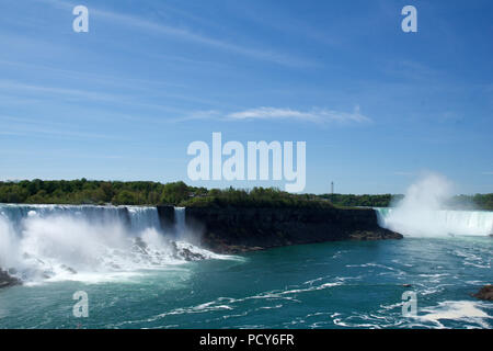 NIAGARA FALLS, ONTARIO, Kanada - 20. MAI 2018: Blick auf die amerikanischen Fälle ist die Zweitgrößte der drei Wasserfälle, die zu den Niagara Falls auf dem Niagara River entlang der Kanada US-Grenze bekannt sind. Stockfoto