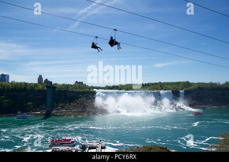 NIAGARA FALLS, ONTARIO, Kanada - 20. MAI 2018: Blick auf die amerikanischen Fälle ist die Zweitgrößte der drei Wasserfälle, die zu den Niagara Falls auf dem Niagara River entlang der Kanada US-Grenze bekannt sind. Stockfoto