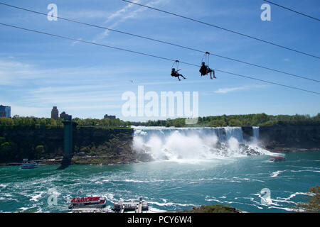 NIAGARA FALLS, ONTARIO, Kanada - 20. MAI 2018: Blick auf die amerikanischen Fälle ist die Zweitgrößte der drei Wasserfälle, die zu den Niagara Falls auf dem Niagara River entlang der Kanada US-Grenze bekannt sind. Stockfoto