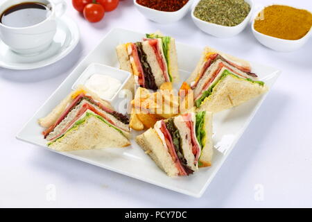 Ein Club Sandwich auf einem rustikalen Tisch - frisch getoastetes Panini Sandwich Stockfoto