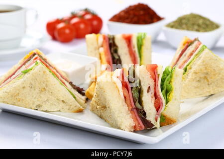 Ein Club Sandwich auf einem rustikalen Tisch - frisch getoastetes Panini Sandwich Stockfoto