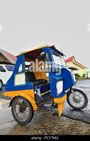 Kolorist dreirädrige Kraftfahrzeuge sind eine gemeinsame öffentliche Verkehrsmittel im Land. Hier warten auf Passagiere am Parkplatz gestoppt - Chocol Stockfoto