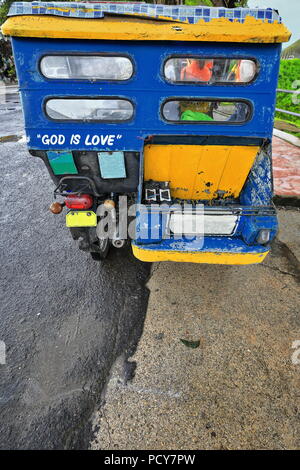 Kolorist dreirädrige Kraftfahrzeuge sind eine gemeinsame öffentliche Verkehrsmittel im Land. Hier warten auf Passagiere am Parkplatz gestoppt - Chocol Stockfoto