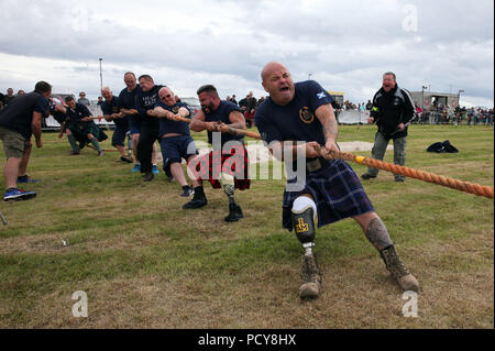 Das Help for Heroes Tauziehen-Team nimmt an den Mey Highland & Cultural Games im John O'Groats Showground in Caithness Teil. Teams, die Help for Heroes und das US Invictus Games Team vertreten, traten in einem Ereignis an, das als Kreuzung zwischen Highland Games und Invictus Games beschrieben wird. Stockfoto